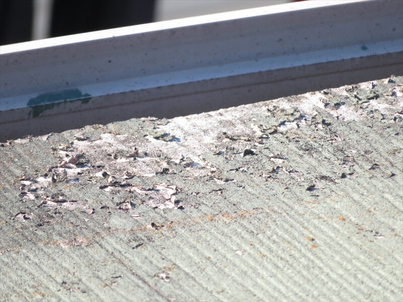 屋根材も表面の膜がはがれている場所がありました。